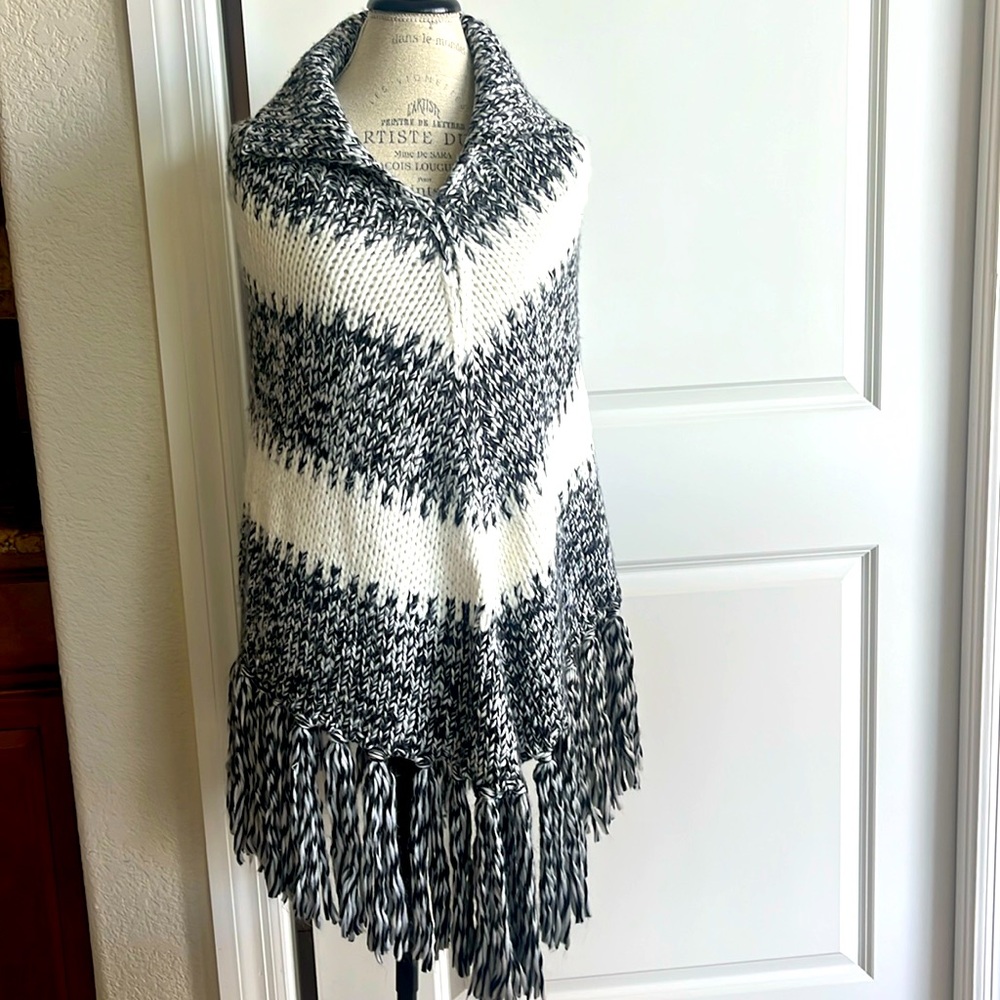EUC WHBM black & white crocheted bohemian poncho long fringe and collar OS